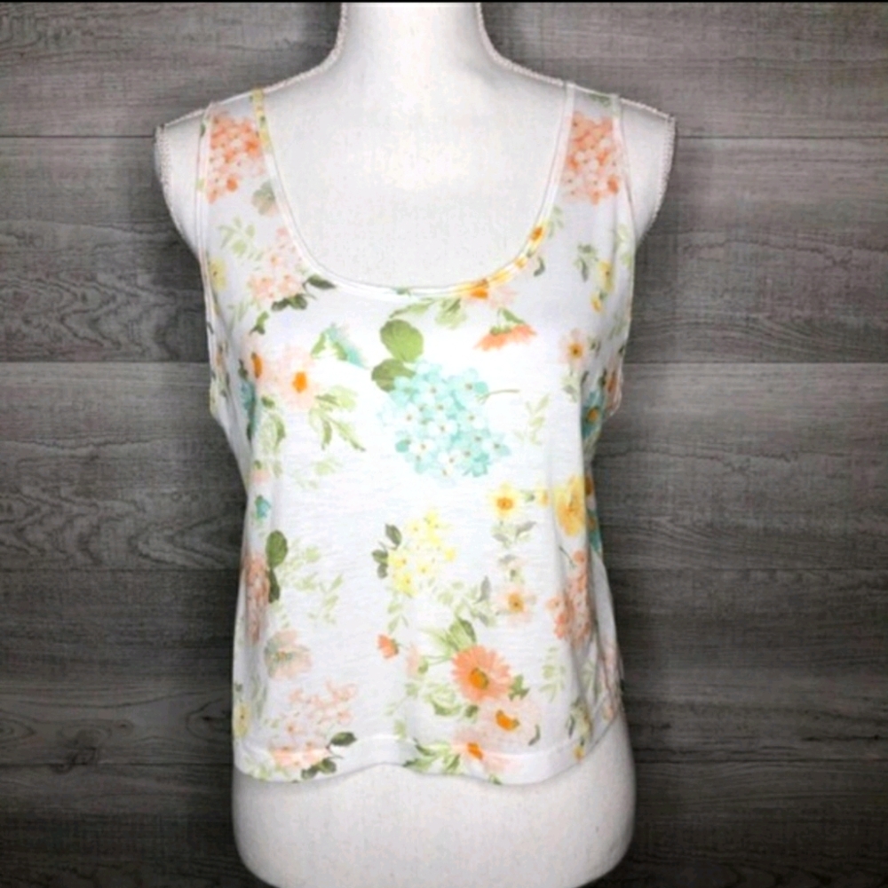 🔥 White Floral Top